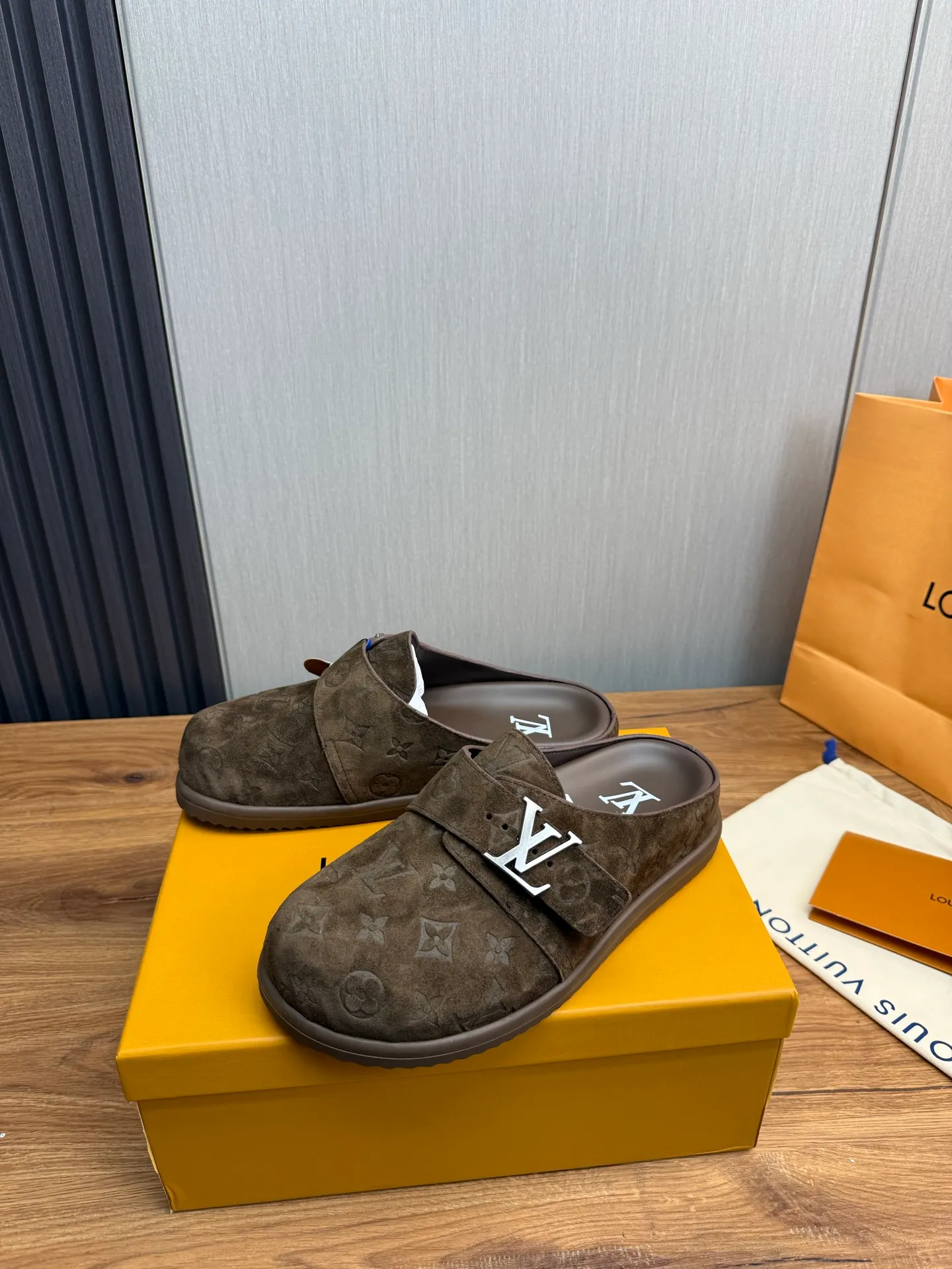 Men's shoes 💰520💰 Lv. hot selling men's slippers 🔥 🩴Official website one to one production 38-45 sizes 45 46 🉑️Customized!